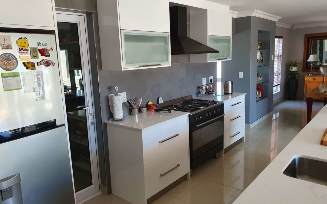 Kitchen renovation Cape Town - Custom kitchen installation featuring light coloured countertops and gloss white doors