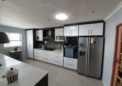 custom kitchen installation in cape town featuring light countertops and gloss white doors 5