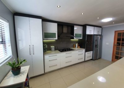 custom kitchen installation in cape town featuring light countertops and gloss white doors 2